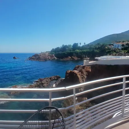 Lägenhet Un Balcon Sur La *
